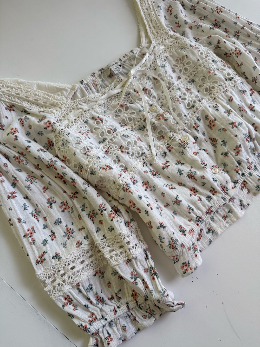 American Eagle Floral Eyelet Lace Blouse